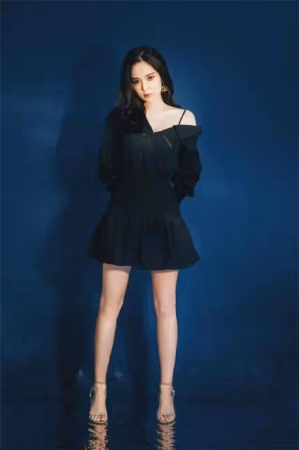 古力娜扎終於放開了!穿超短黑裙勉強遮臀,"玉女肩"太驚艷