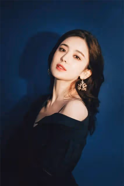 古力娜扎終於放開了!穿超短黑裙勉強遮臀,"玉女肩"太驚艷