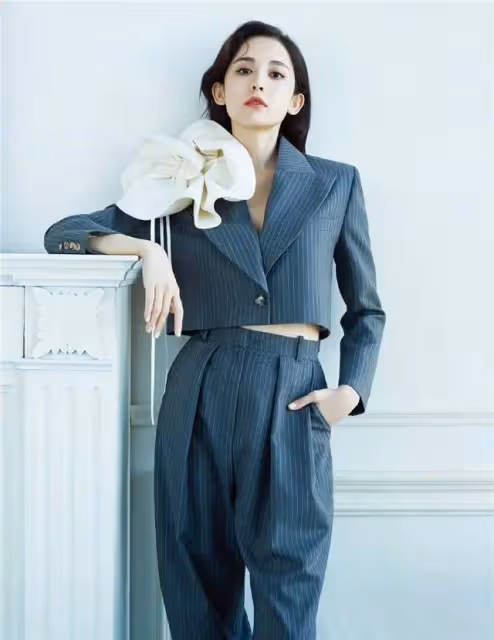 古力娜扎終於放開了！穿超短黑裙勉強遮臀，"玉女肩"太驚艷