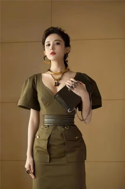 古力娜扎終於放開了！穿超短黑裙勉強遮臀，"玉女肩"太驚艷