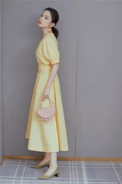 古力娜扎終於放開了！穿超短黑裙勉強遮臀，"玉女肩"太驚艷