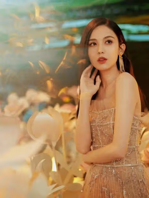 古力娜扎終於放開了！穿超短黑裙勉強遮臀，"玉女肩"太驚艷