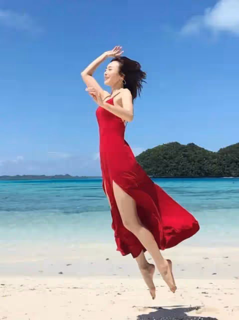 秦嵐太敢穿了!紅色弔帶裙「剪成」布條穿,坐下全靠手遮