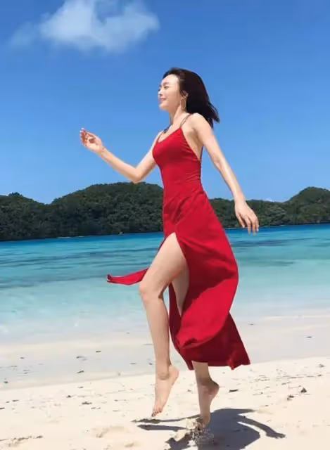 秦嵐太敢穿了!紅色弔帶裙「剪成」布條穿,坐下全靠手遮