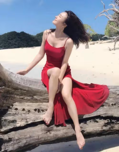 秦嵐太敢穿了!紅色弔帶裙「剪成」布條穿,坐下全靠手遮