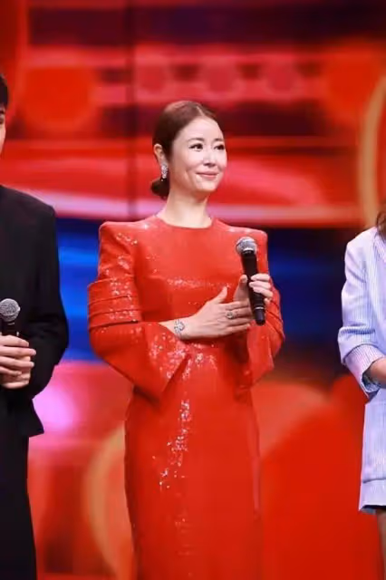 秦嵐太敢穿了!紅色弔帶裙「剪成」布條穿,坐下全靠手遮