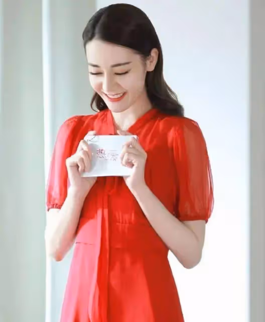 秦嵐太敢穿了!紅色弔帶裙「剪成」布條穿,坐下全靠手遮