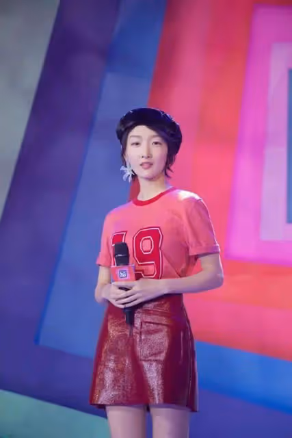 秦嵐太敢穿了!紅色弔帶裙「剪成」布條穿,坐下全靠手遮