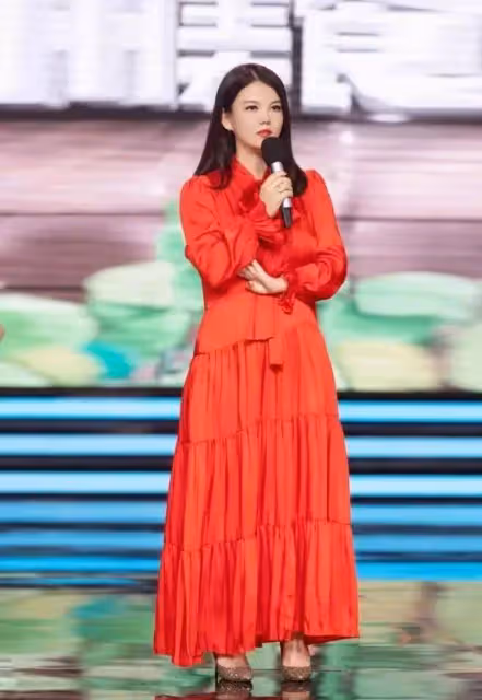 秦嵐太敢穿了!紅色弔帶裙「剪成」布條穿,坐下全靠手遮