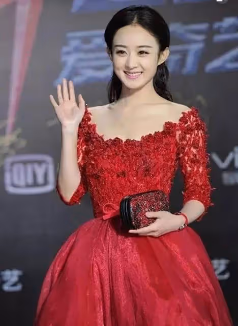 秦嵐太敢穿了!紅色弔帶裙「剪成」布條穿,坐下全靠手遮