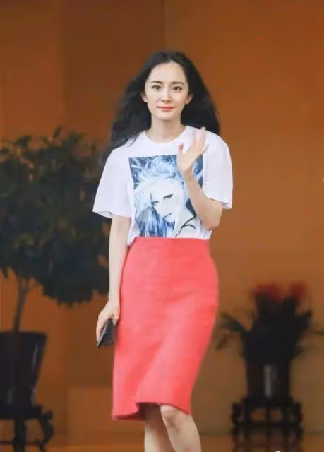 秦嵐太敢穿了!紅色弔帶裙「剪成」布條穿,坐下全靠手遮