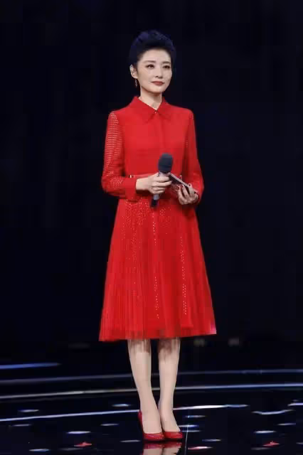 秦嵐太敢穿了!紅色弔帶裙「剪成」布條穿,坐下全靠手遮