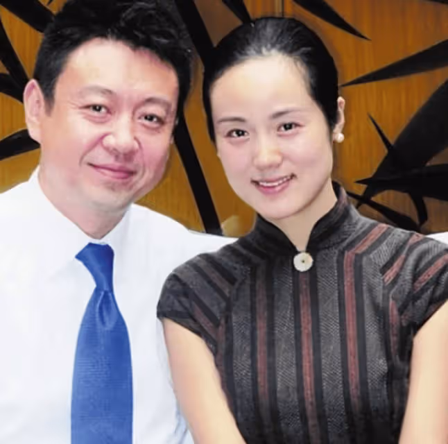 央視最風流男主持:背叛髮妻愛上女徒弟,13年後娶小10歲美嬌妻