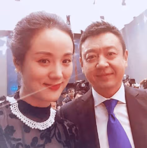 央視最風流男主持:背叛髮妻愛上女徒弟,13年後娶小10歲美嬌妻