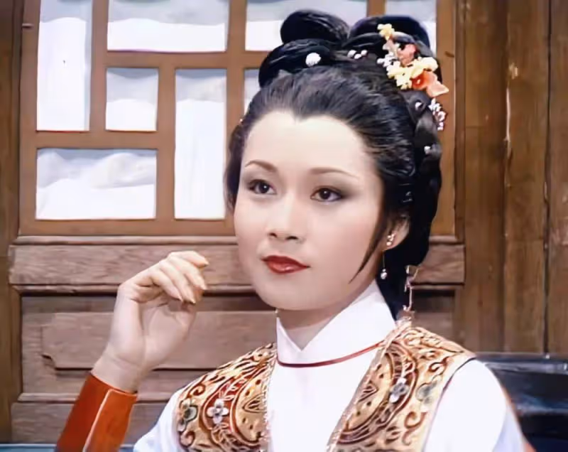 她花容月貌渾身都是戲，夫妻恩愛40年，64歲去世後丈夫悲痛欲絕