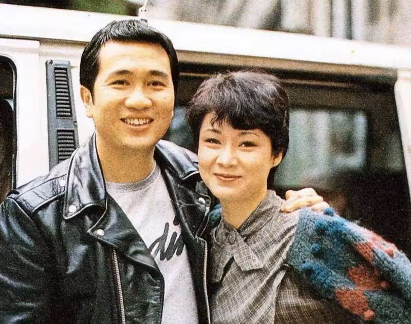 她花容月貌渾身都是戲，夫妻恩愛40年，64歲去世後丈夫悲痛欲絕