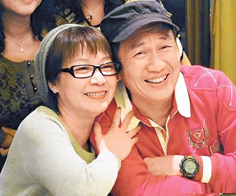 她花容月貌渾身都是戲，夫妻恩愛40年，64歲去世後丈夫悲痛欲絕