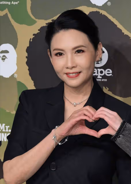 56歲邱淑貞和大女兒亮相，網友吐槽：我爸爸為了她至今未婚