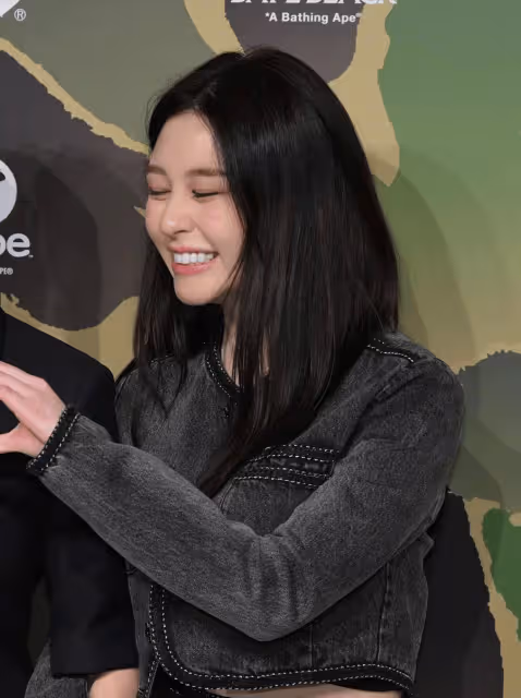 56歲邱淑貞和大女兒亮相，網友吐槽：我爸爸為了她至今未婚