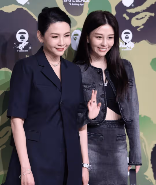 56歲邱淑貞和大女兒亮相，網友吐槽：我爸爸為了她至今未婚