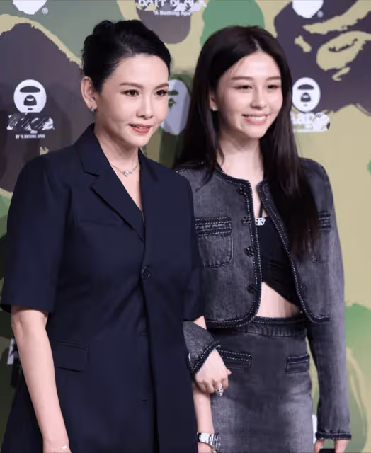 56歲邱淑貞和大女兒亮相，網友吐槽：我爸爸為了她至今未婚