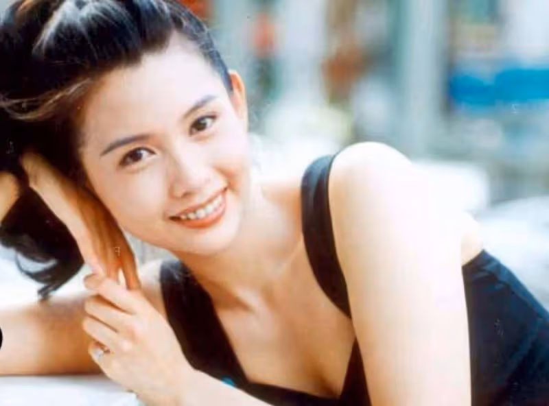 56歲邱淑貞和大女兒亮相，網友吐槽：我爸爸為了她至今未婚