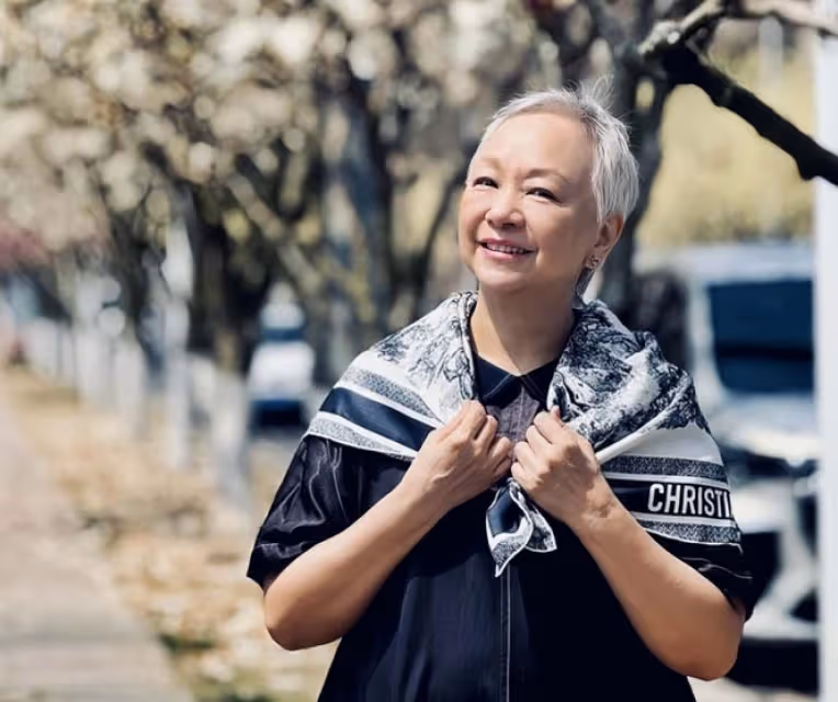 香港女星陳秋霞患乳腺癌，滿頭白髮顯滄桑，不考慮做乳房重建手術