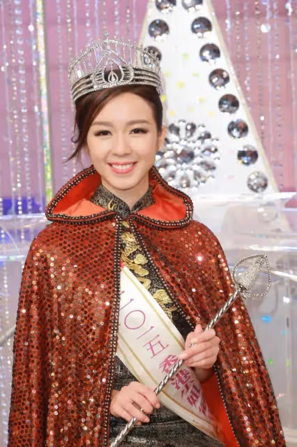 拍廣告惹爭議,TVB前學霸港姐冠軍四字回應,曾因結婚擺酒席而大出風頭
