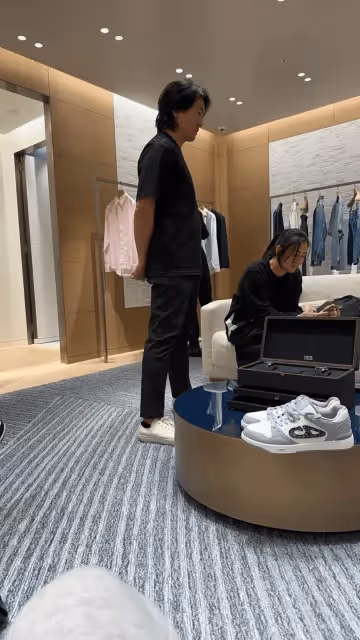 56歲鄭伊健夫婦日本被偶遇,蒙嘉慧日語流利對話,已融入當地生活