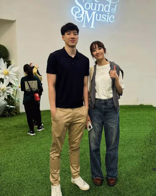 TVB80年代力捧花旦兒子照片罕見曝光,長相帥氣酷似金俊賢,女兒被稱為「最美星二代」