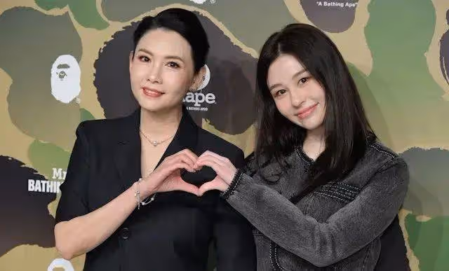 退賽港姐風韻猶存,為富二代女兒入行鋪路,網友:合照像兩姐妹