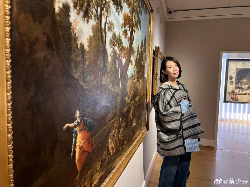 蔡少芬帶海龜扮相海龜扮相兒子逛街!母子三人自拍,大女兒顏值高