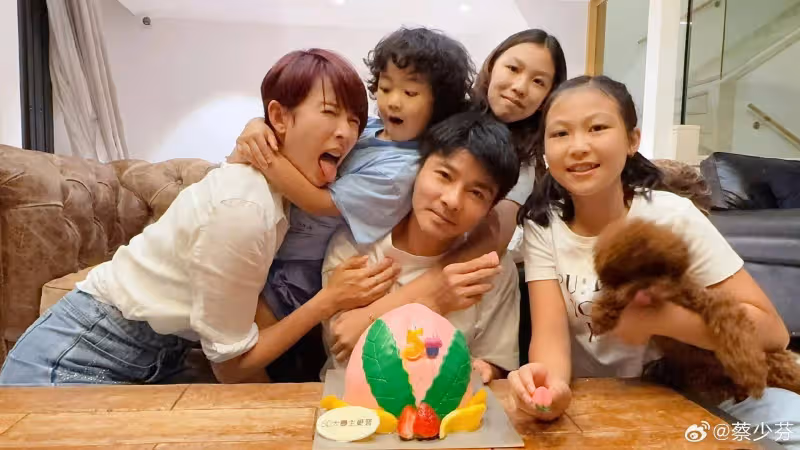 蔡少芬帶海龜扮相海龜扮相兒子逛街!母子三人自拍,大女兒顏值高