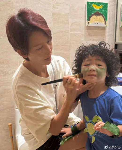 蔡少芬帶海龜扮相海龜扮相兒子逛街!母子三人自拍,大女兒顏值高