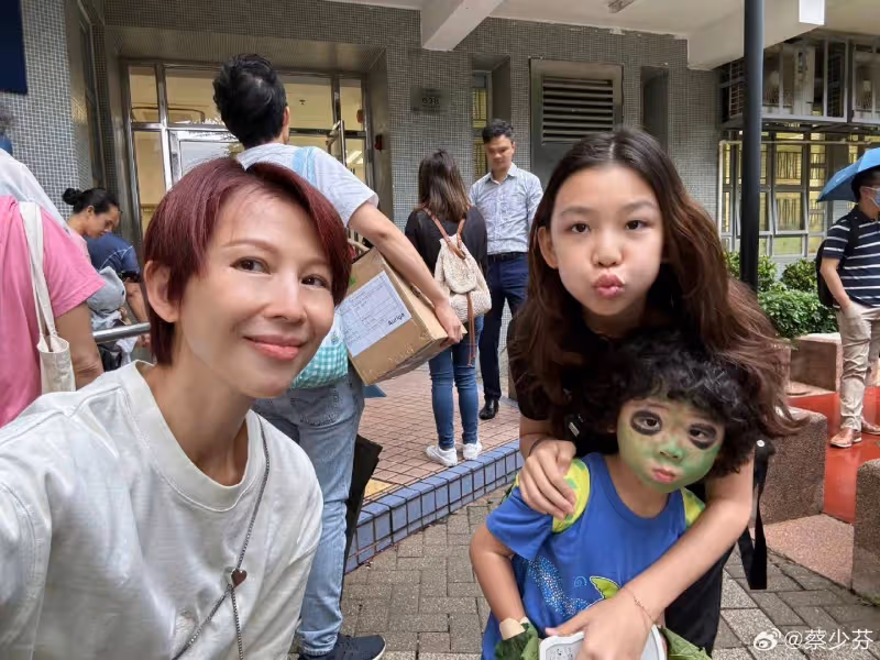 蔡少芬帶海龜扮相海龜扮相兒子逛街!母子三人自拍,大女兒顏值高