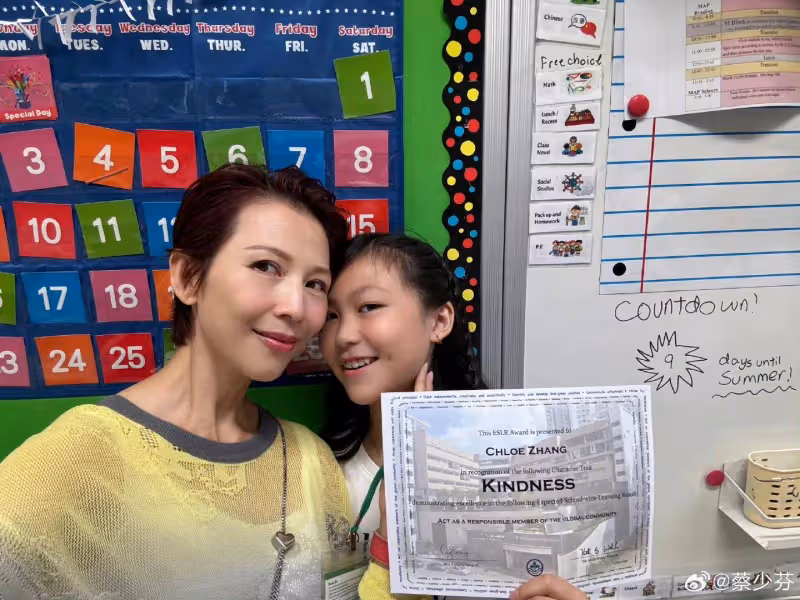 蔡少芬帶海龜扮相海龜扮相兒子逛街!母子三人自拍,大女兒顏值高