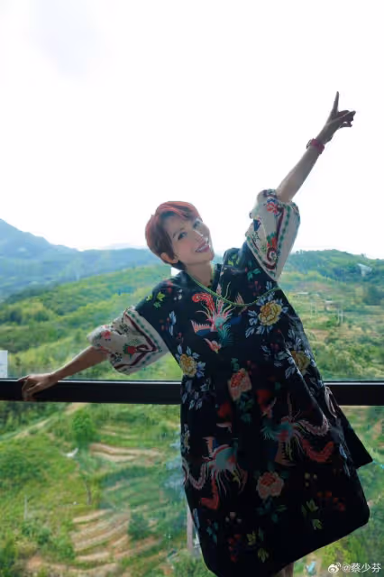 蔡少芬帶海龜扮相海龜扮相兒子逛街!母子三人自拍,大女兒顏值高