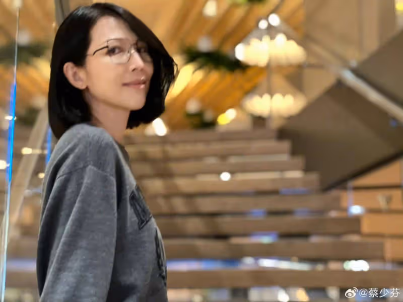 蔡少芬帶海龜扮相海龜扮相兒子逛街!母子三人自拍,大女兒顏值高