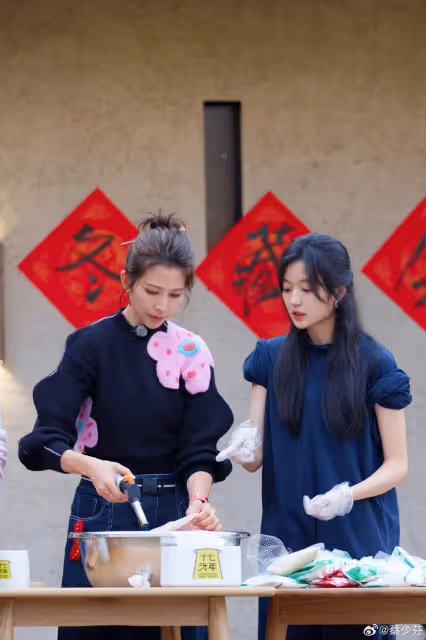 蔡少芬帶海龜扮相海龜扮相兒子逛街!母子三人自拍,大女兒顏值高