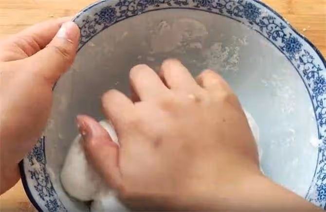 糯米粉新吃法,不用發麵,開水一燙,用手搓一搓,香甜酥脆又軟糯
