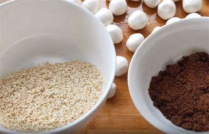 糯米粉新吃法,不用發麵,開水一燙,用手搓一搓,香甜酥脆又軟糯