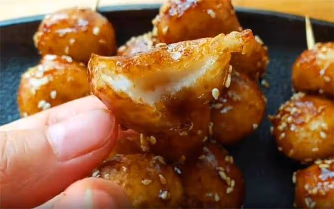 糯米粉新吃法,不用發麵,開水一燙,用手搓一搓,香甜酥脆又軟糯