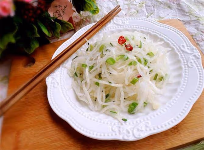 涼拌白蘿蔔絲怎麼做好吃?焯水還是直接拌?飯店大廚教你正確做法