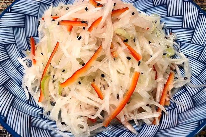涼拌白蘿蔔絲怎麼做好吃?焯水還是直接拌?飯店大廚教你正確做法