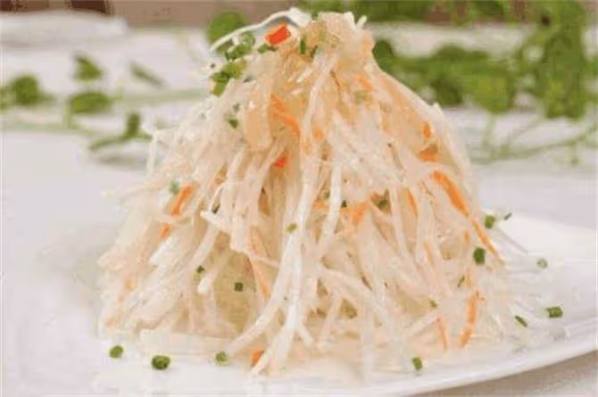 涼拌白蘿蔔絲怎麼做好吃?焯水還是直接拌?飯店大廚教你正確做法