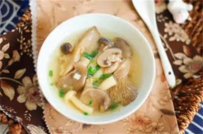 秋冬要多喝這道白蘑菇湯,出鍋湯鮮味美,天天喝都不膩
