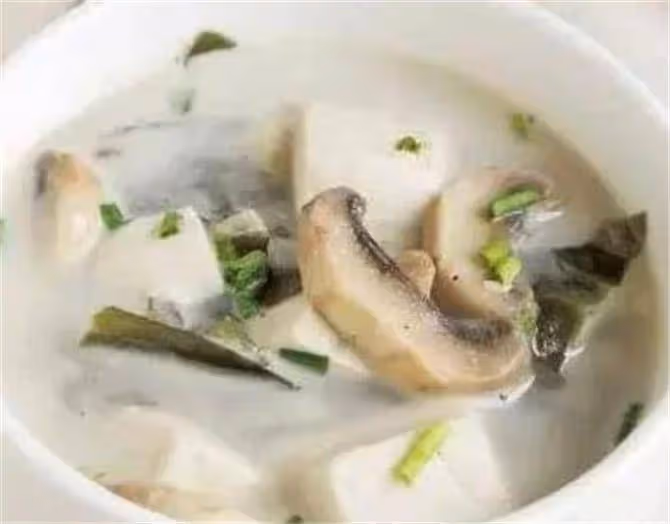 秋冬要多喝這道白蘑菇湯,出鍋湯鮮味美,天天喝都不膩