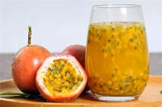 教你在家自製百香果蜂蜜飲,酸甜可口冰涼解暑,做法非常簡單