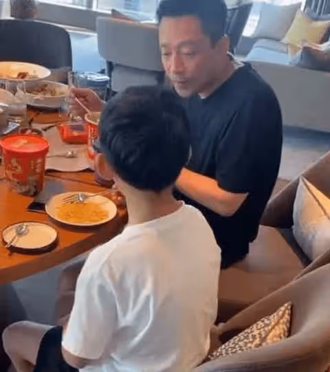 汪小菲直播間曝猛料:小玥玥要求給她買房子,網友:別上當,大S又使陰招