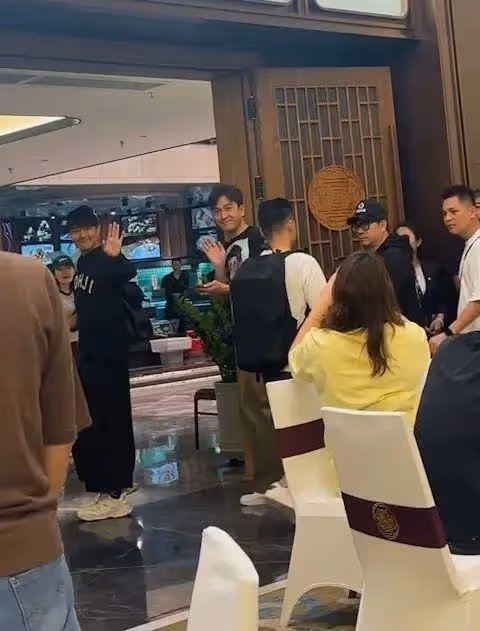 TVB兩大型男內地拍戲被偶遇勁友善,工作人員阻擋粉絲拍攝結局大翻轉